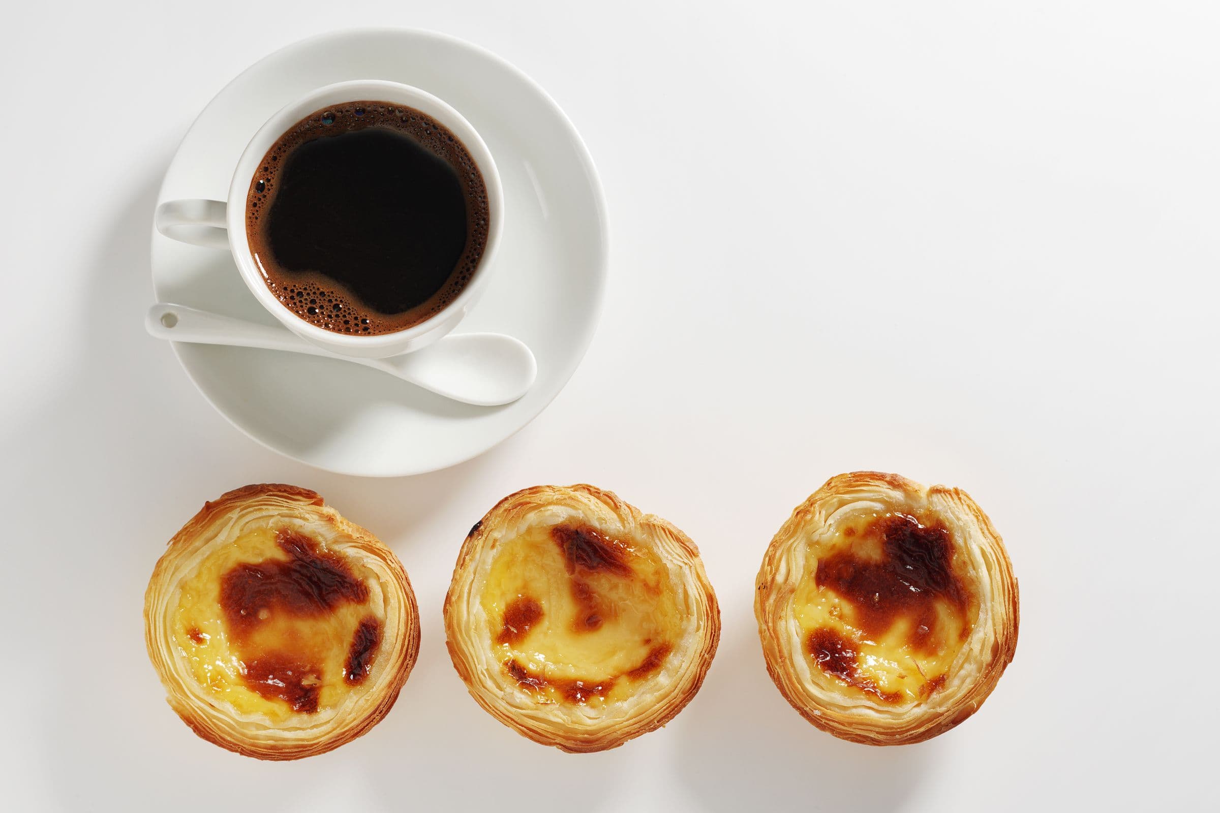 Pastéis de nata with a coffee
