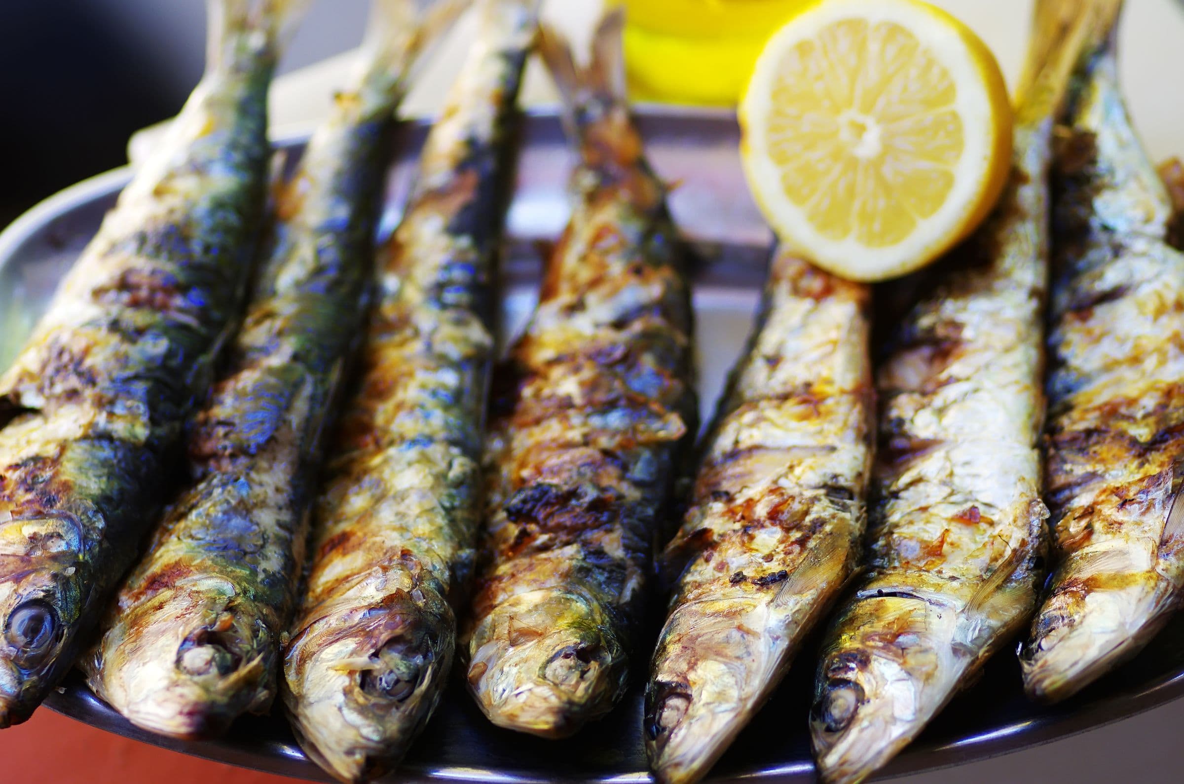 Grilled sardines with lemon