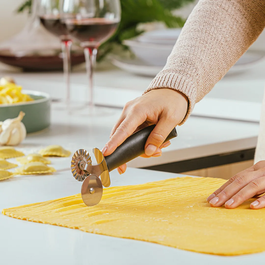 Pasta and ravioli cutter with stainless steel wheels, 18.5 cm