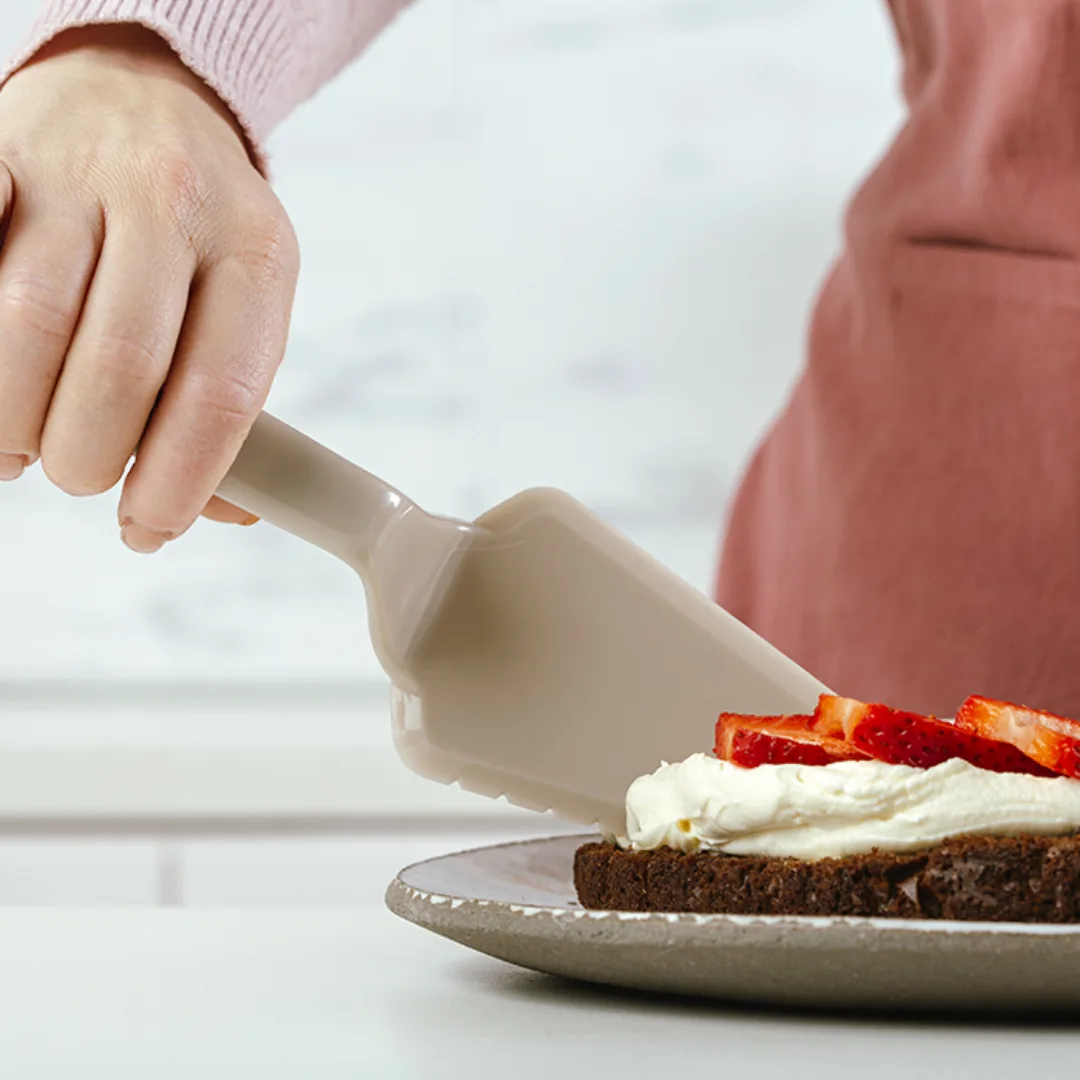 Plastic cake spatula, 26 cm