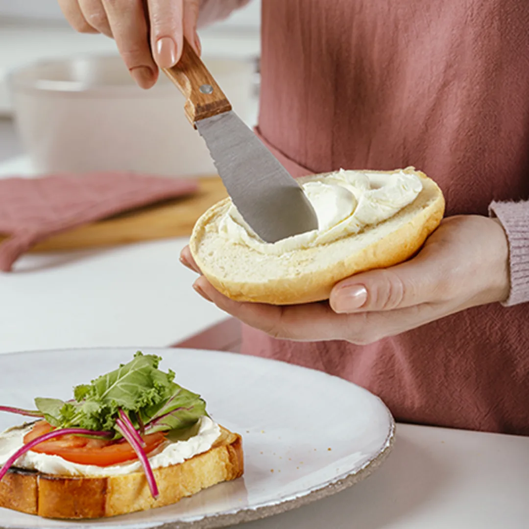 Stainless steel spreading knife with wooden handle, 19 cm