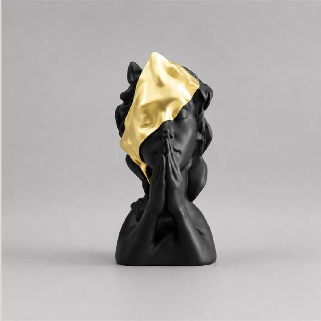 Black and gold resin female figure, 11 x 10 x 22 cm