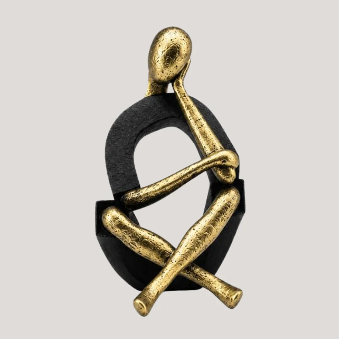 Black and gold resin figure, hands crossed, 10 x 15 x 20 cm