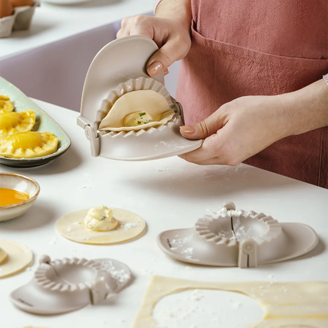 Ravioli and pasty press mould, plastic, 15 cm
