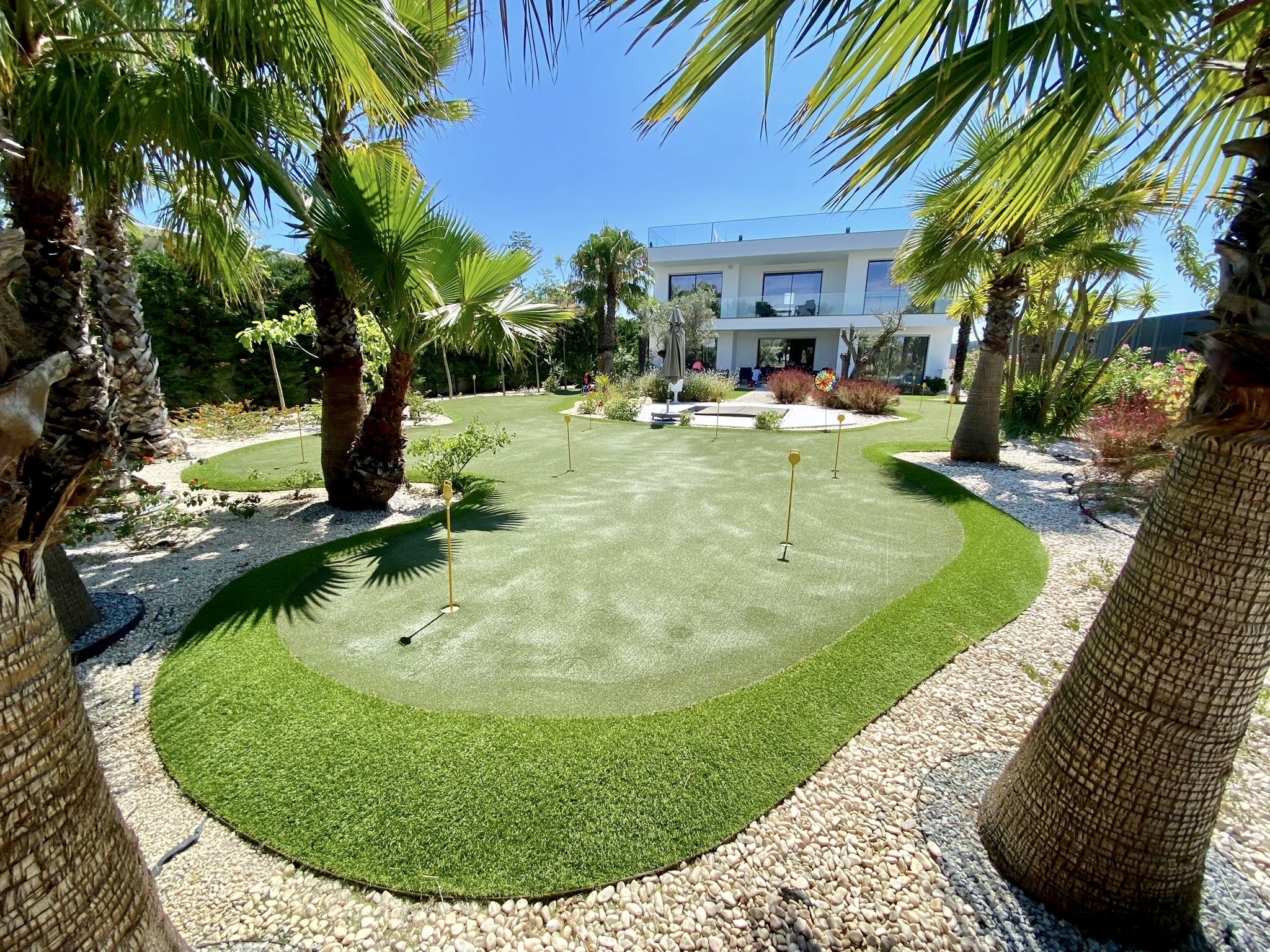 Grasshopper Greens: Premium Synthetic Lawns & Putting Greens