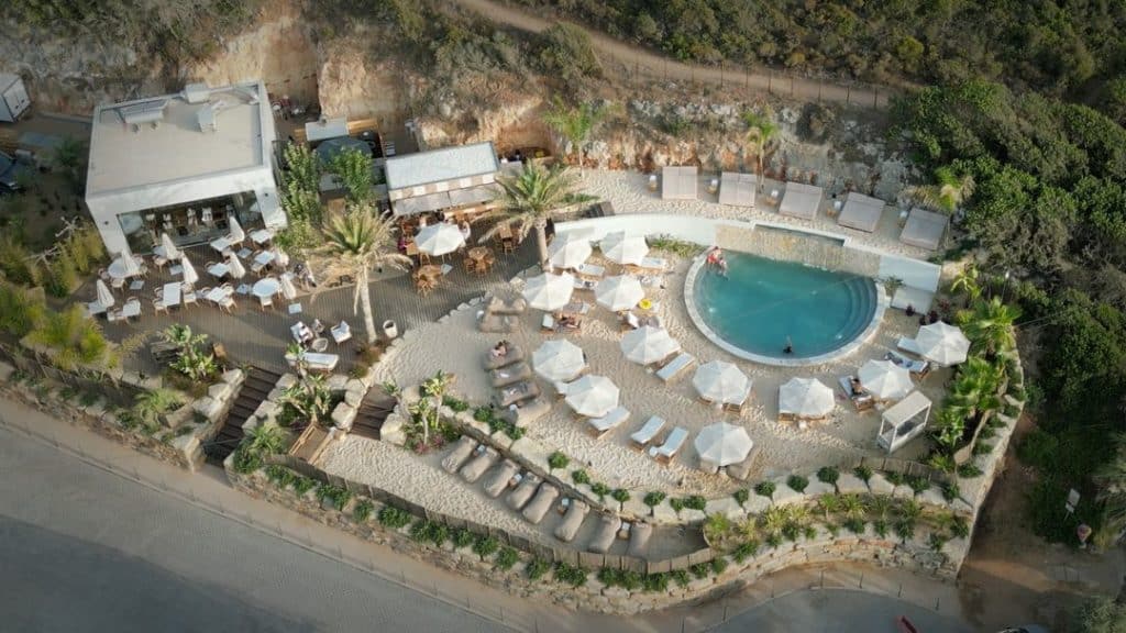 Edd's Beach: Sunset Beach Club with Private Vineyard at Pintadinho